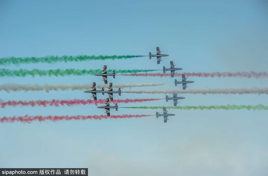 意大利“三色箭”特技飛行表演隊上演空中芭蕾 慶祝圣尼古拉斯節來臨