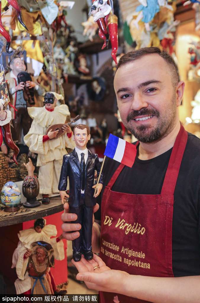 馬克龍當選法國總統 意大利工匠制作手工雕像栩栩如生