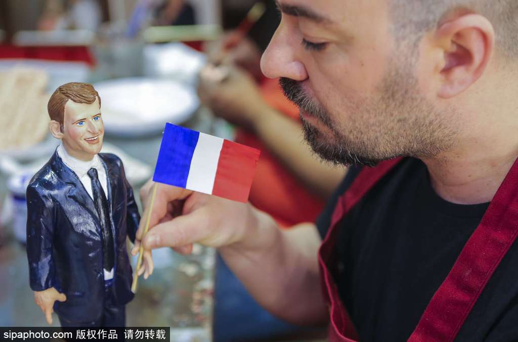 馬克龍當(dāng)選法國總統(tǒng) 意大利工匠制作手工雕像栩栩如生