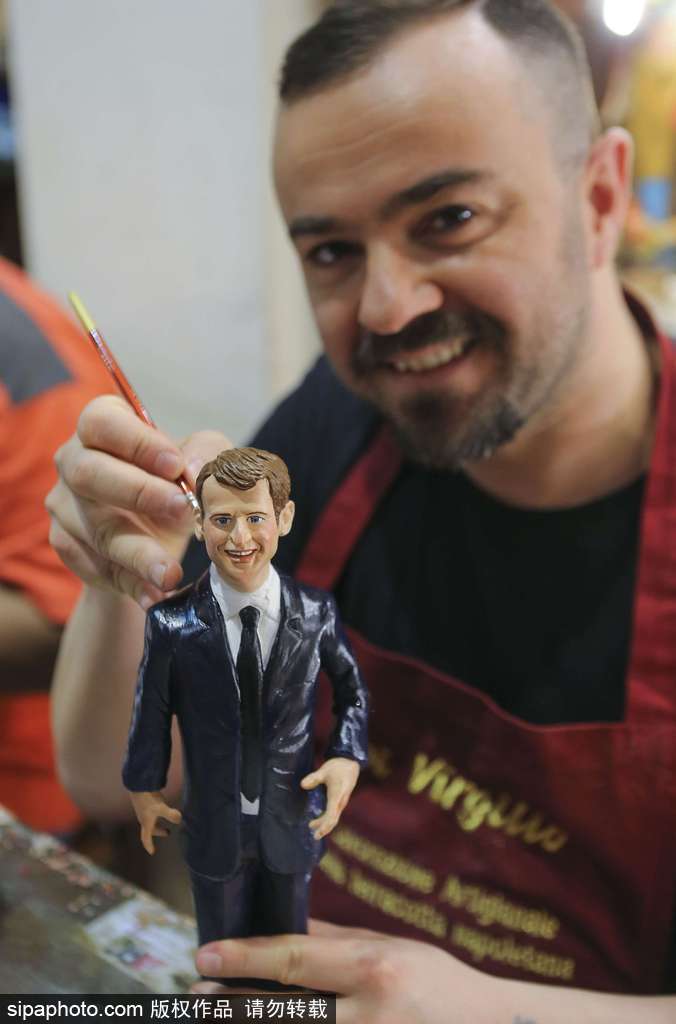 馬克龍當選法國總統 意大利工匠制作手工雕像栩栩如生