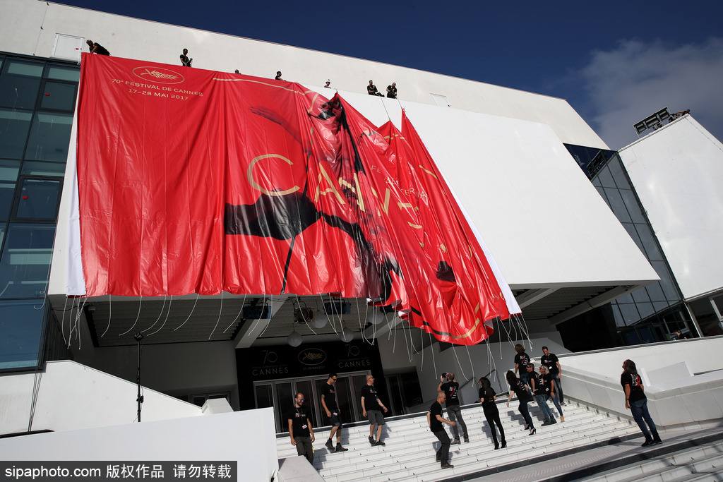 70屆戛納電影節前瞻準備 巨幅海報懸掛完畢