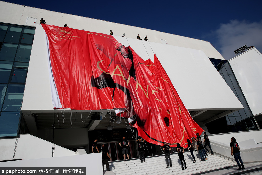 70屆戛納電影節(jié)前瞻準(zhǔn)備 巨幅海報懸掛完畢
