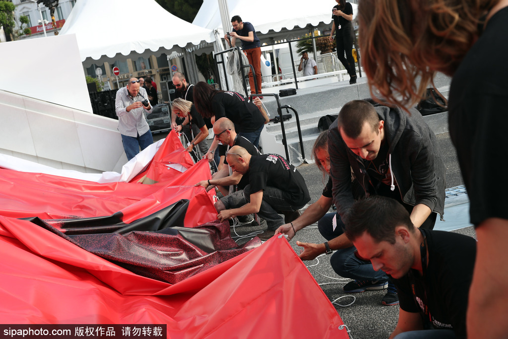 70屆戛納電影節前瞻準備 巨幅海報懸掛完畢