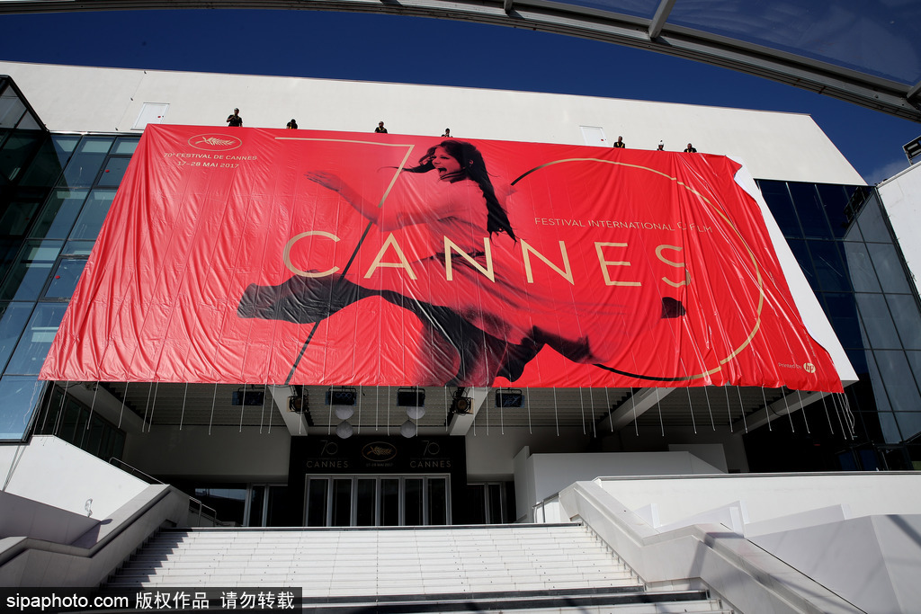 70屆戛納電影節(jié)前瞻準備 巨幅海報懸掛完畢