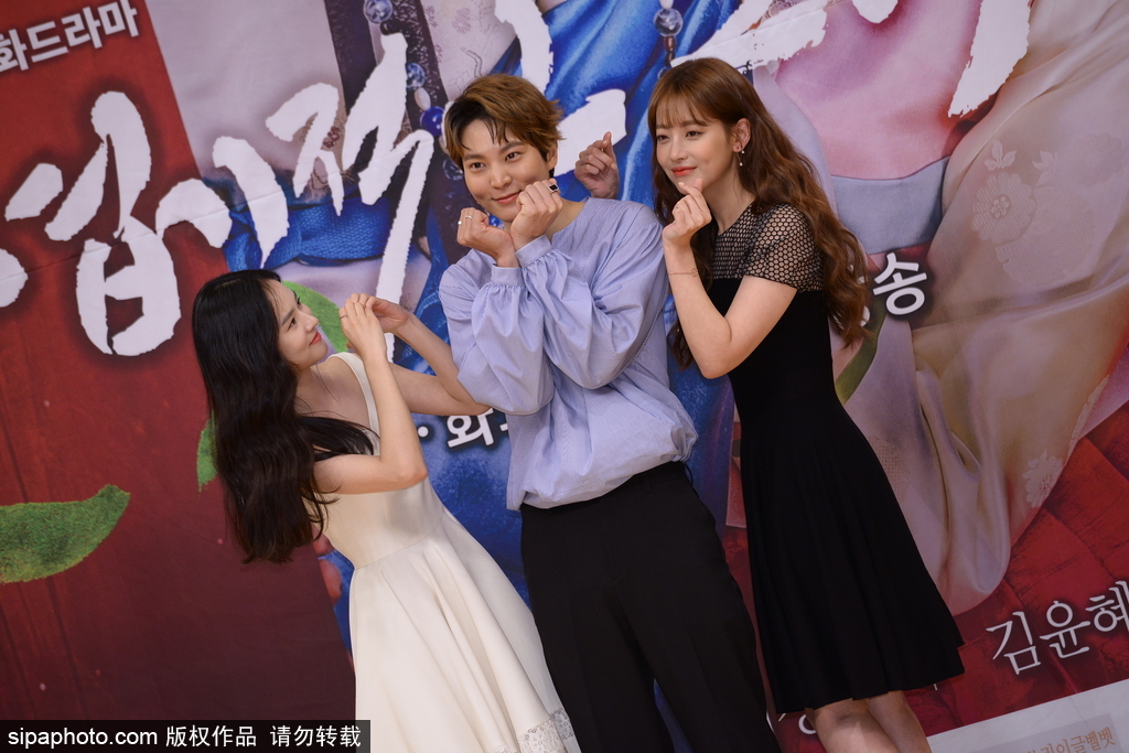 韓劇《我的野蠻女友》發(fā)布會(huì) 元?dú)饷滥兄茉慌前鼑u萌