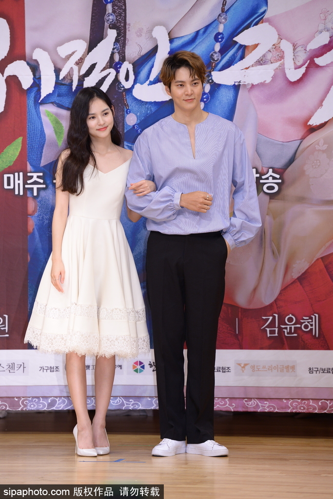 韓劇《我的野蠻女友》發布會 元氣美男周元被女星包圍賣萌