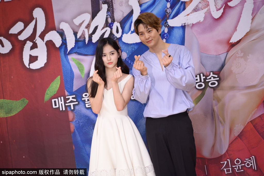 韓劇《我的野蠻女友》發(fā)布會 元氣美男周元被女星包圍賣萌
