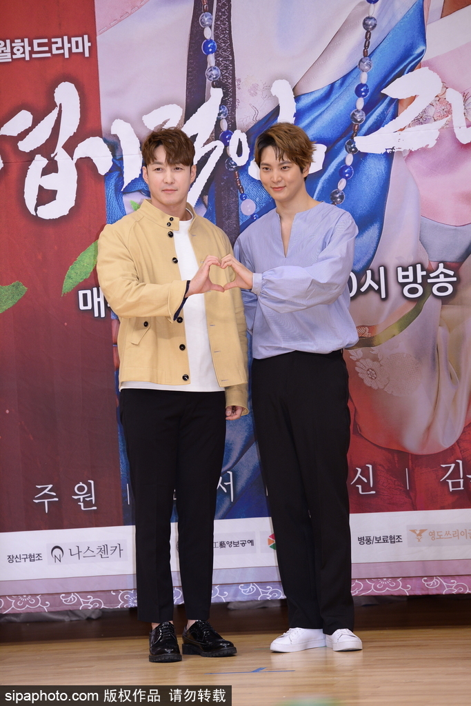 韓劇《我的野蠻女友》發(fā)布會 元氣美男周元被女星包圍賣萌