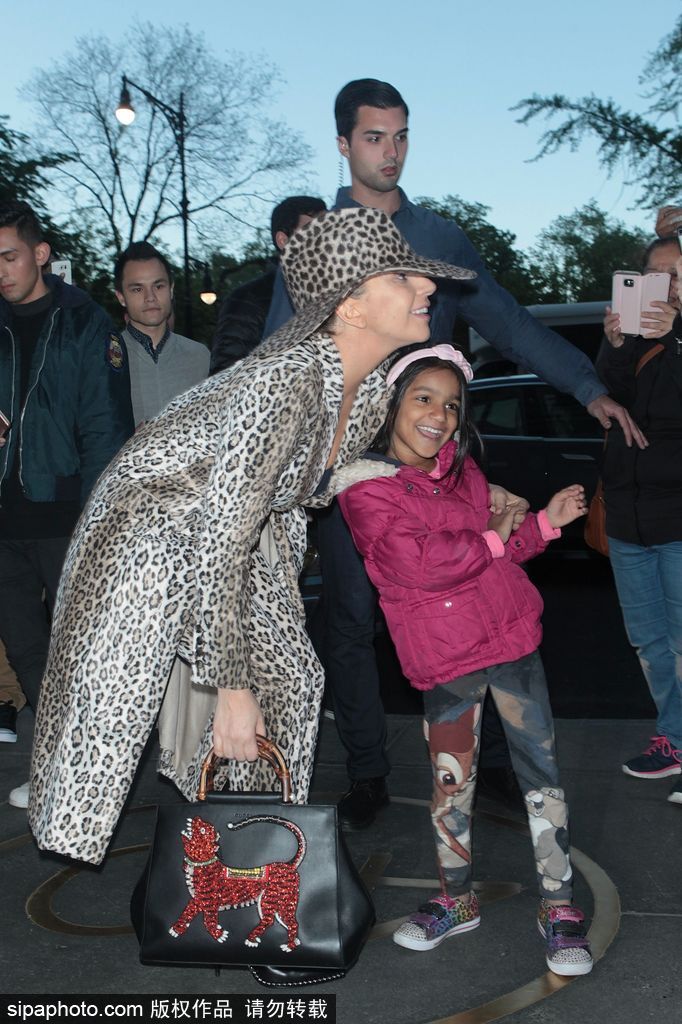 Gaga一身豹紋裝現身 戴大檐帽疑似素顏出鏡