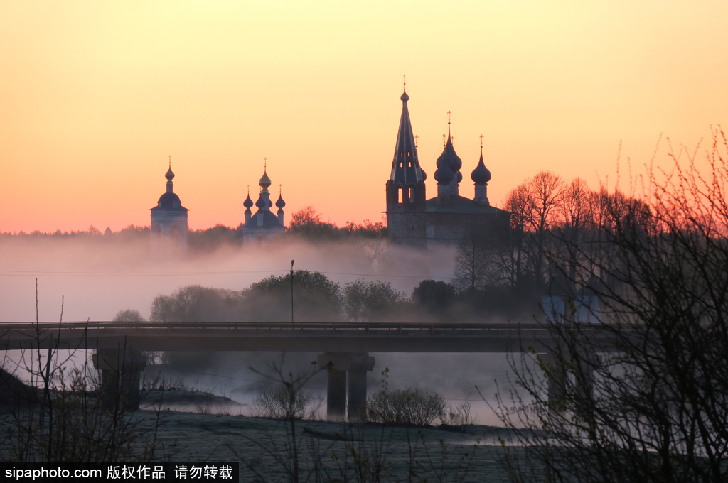 晨光中的俄羅斯伊萬(wàn)諾夫州 大地籠罩朦朧霧靄