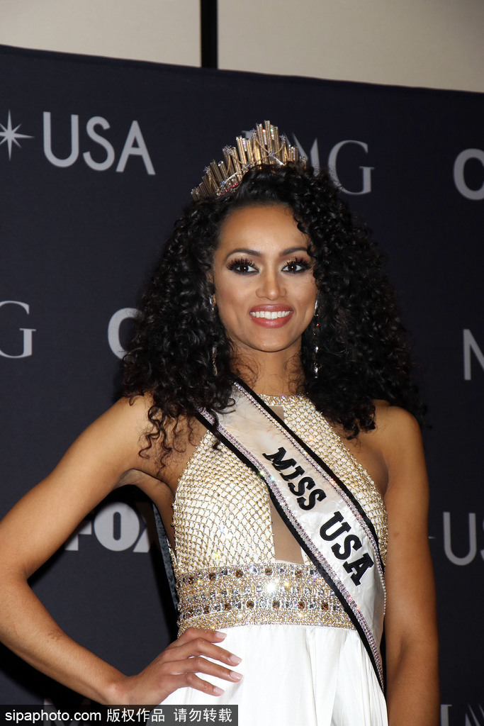 2017美國(guó)小姐冠軍出席發(fā)布會(huì) 一襲白色長(zhǎng)裙性感優(yōu)雅