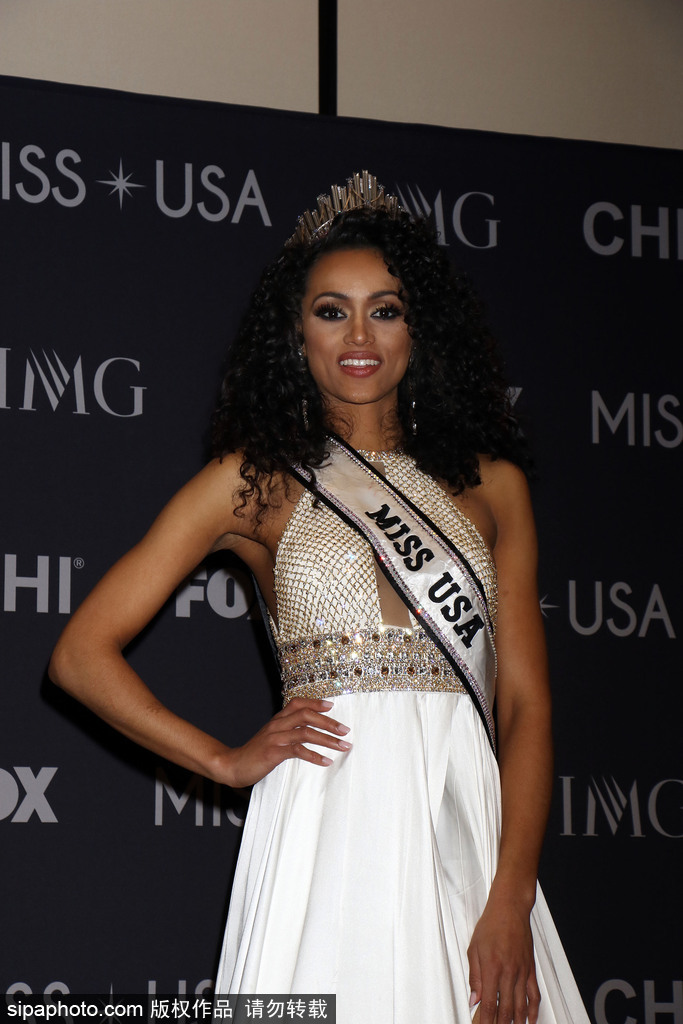 2017美國小姐冠軍出席發(fā)布會 一襲白色長裙性感優(yōu)雅