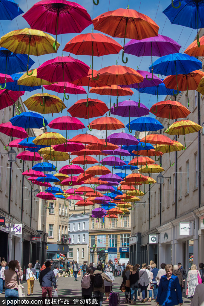 英國巴思街道懸掛多彩雨傘 色彩明亮裝點城市