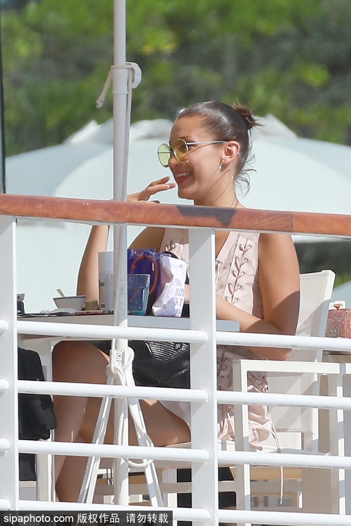 70屆戛納：貝拉·哈迪德白衣現(xiàn)身悠閑喝飲料與友人開心熱聊