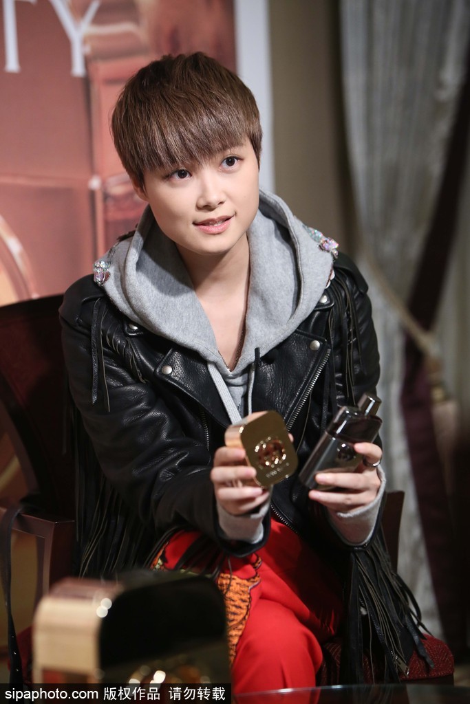 李宇春今晚再戰(zhàn)戛納 盤點(diǎn)“春哥”的時尚之路