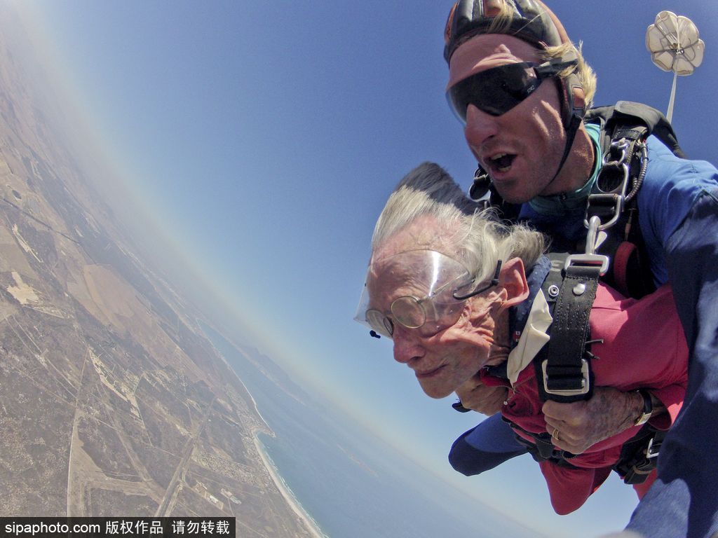 在云端看別樣風景 盤點全球跳傘趣聞