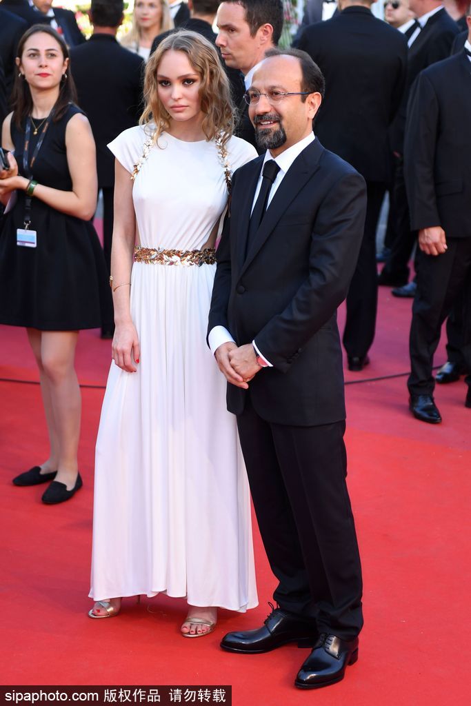 70屆戛納：德普愛女莉莉紅毯亮相 眼神犀利深得老爸真?zhèn)?/></p>

<p>當(dāng)?shù)貢r間2017年5月17日，法國戛納，第70屆戛納電影節(jié)開幕式暨開幕影片《伊斯梅爾的幽魂》首映紅毯，德普愛女Lily-Rose Depp身著白色分割裙亮相。</p>
</div>

<div width=