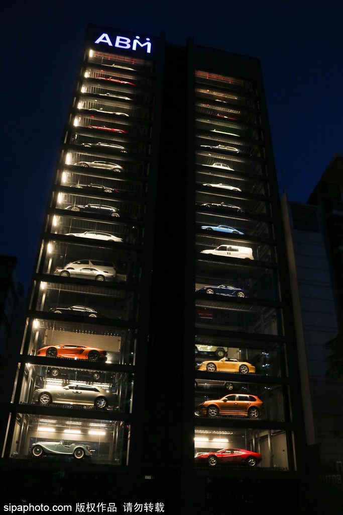 投幣買豪車！新加坡現(xiàn)世界最高汽車自動售貨機(jī)達(dá)15層樓