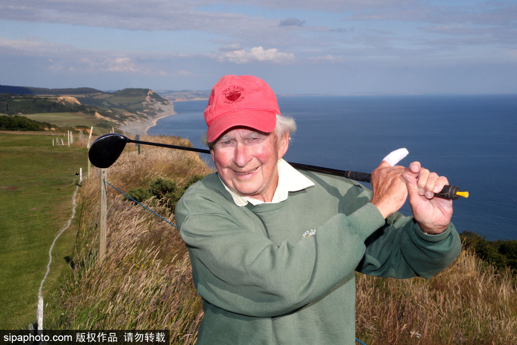 老當(dāng)益壯！ 英國94歲最高齡高爾夫球手仍然活躍在球場
