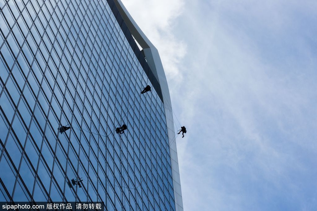 摩天大廈“行走者” 英國工人進(jìn)行“對(duì)講機(jī)大樓”外壁檢查