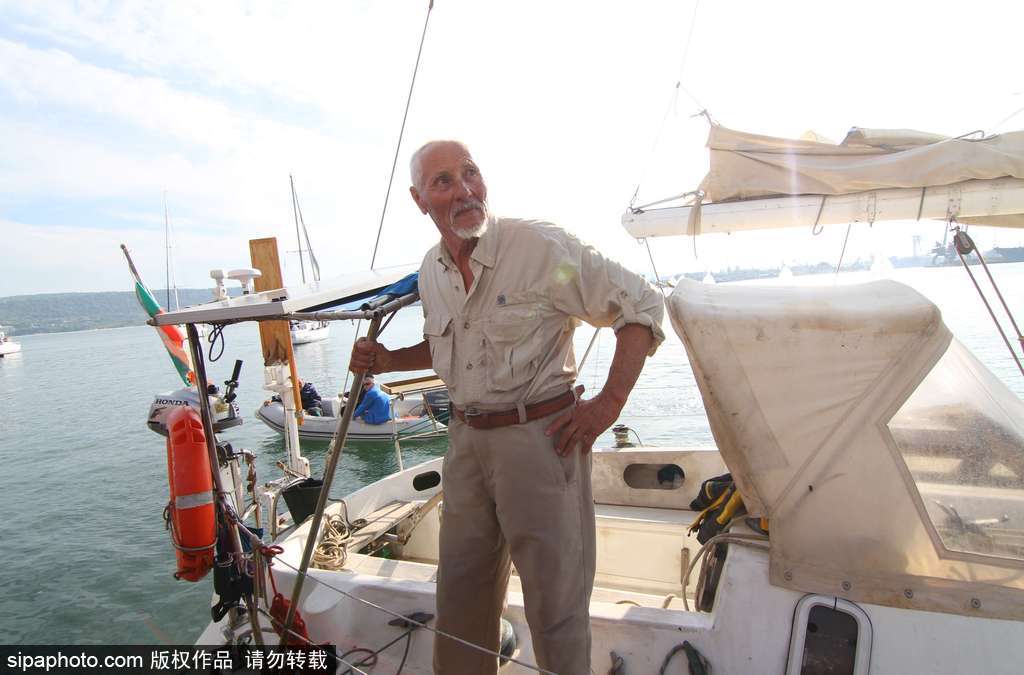 別再拿年齡當(dāng)借口 八旬老人獨(dú)自完成環(huán)球航行像“英雄”一樣歸來(lái)
