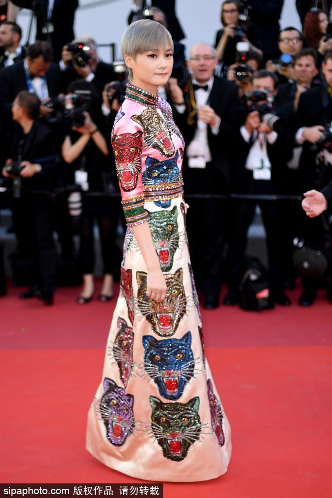 李宇春再次亮相戛納電影節(jié) 復古旗袍被評最佳著裝