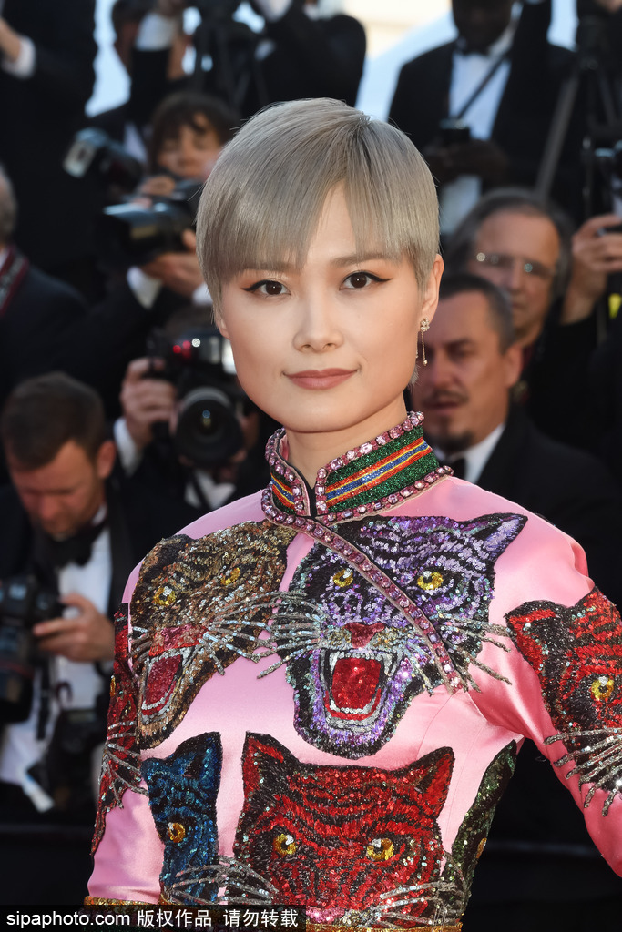 李宇春再次亮相戛納電影節 復古旗袍被評最佳著裝