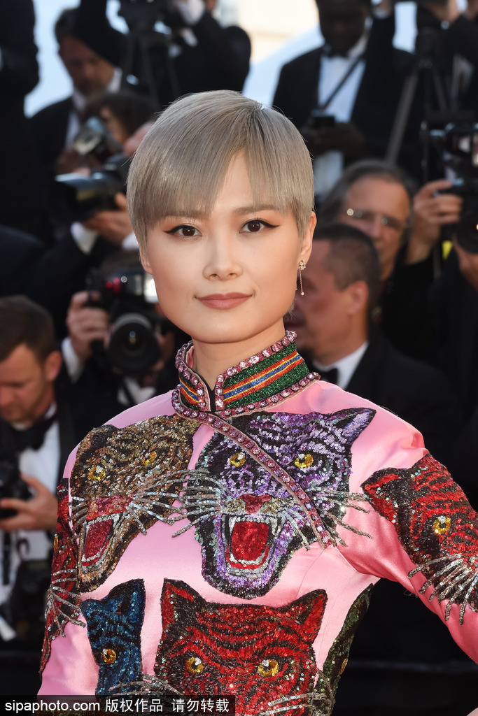 李宇春再次亮相戛納電影節(jié) 復(fù)古旗袍被評(píng)最佳著裝