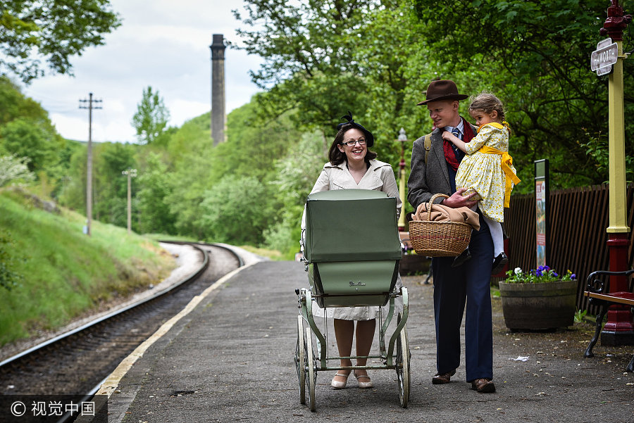英國(guó)小鎮(zhèn)辦復(fù)古趴 情侶擁吻展示戰(zhàn)爭(zhēng)歲月另類愛(ài)情