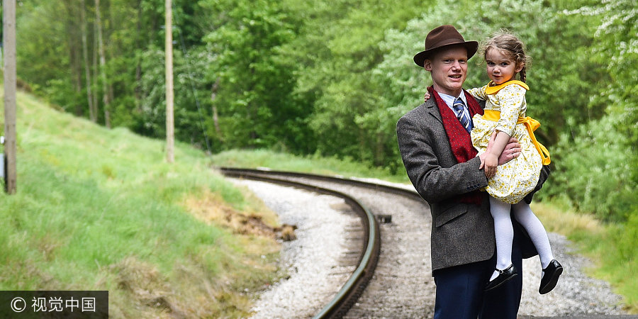 英國(guó)小鎮(zhèn)辦復(fù)古趴 情侶擁吻展示戰(zhàn)爭(zhēng)歲月另類愛(ài)情