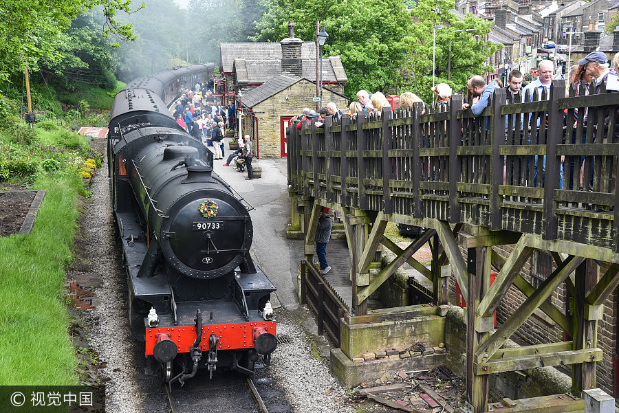 英國(guó)小鎮(zhèn)辦復(fù)古趴 情侶擁吻展示戰(zhàn)爭(zhēng)歲月另類愛(ài)情