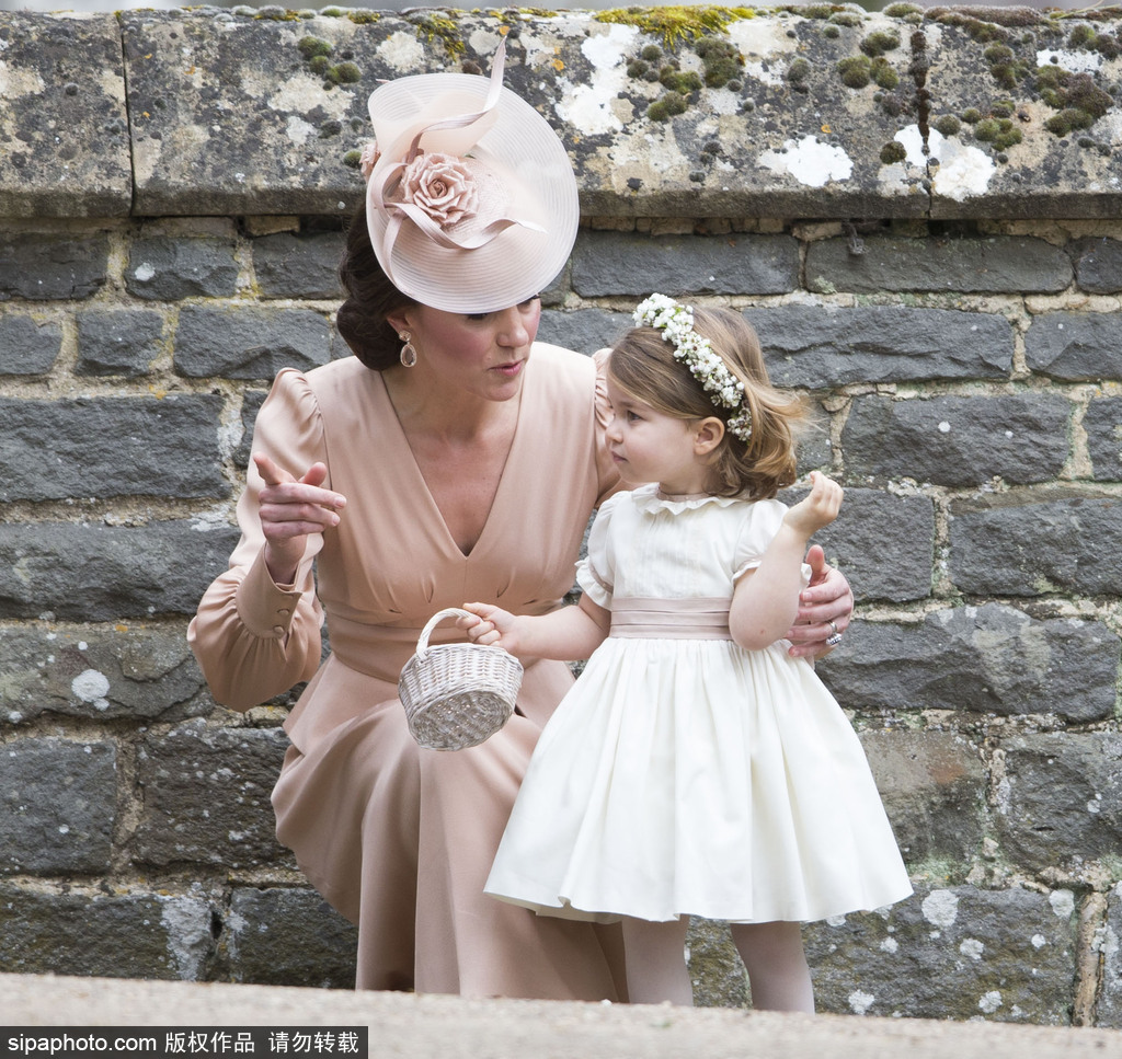 妹妹結(jié)婚凱特王妃忙壞了 照顧倆萌娃場面溫馨有愛