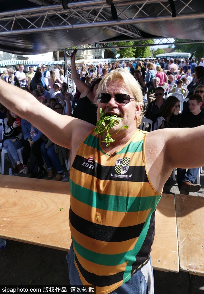 舌尖上的美食？英國(guó)吃豆瓣菜大賽眾選手大快朵頤瘋狂塞菜