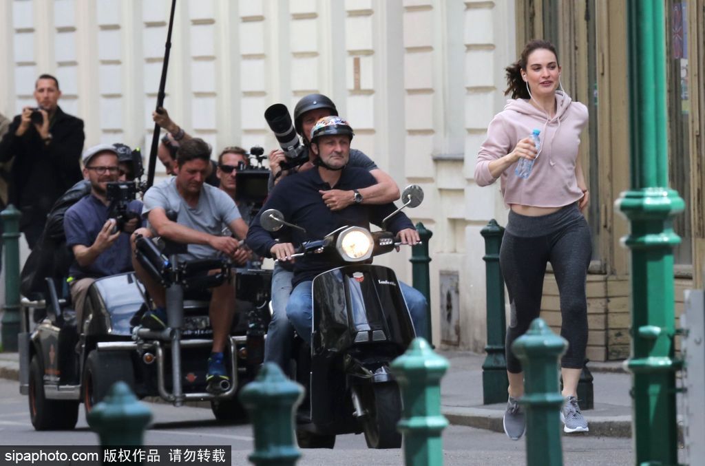 “灰姑娘”莉莉·詹姆斯片場(chǎng)穿運(yùn)動(dòng)裝跑步秀蠻腰