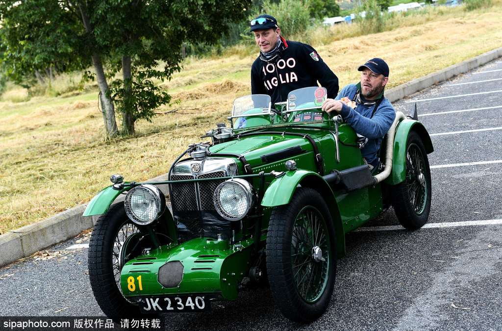 意大利小鎮上演“1000 Miles”老爺車賽 各式各樣重溫經典