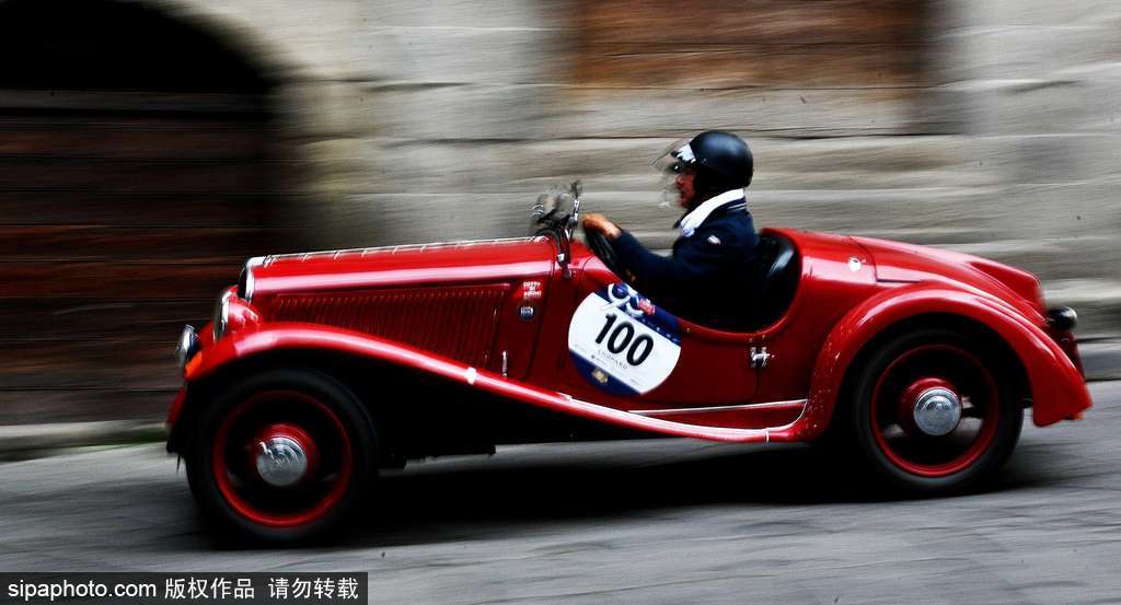 意大利小鎮上演“1000 Miles”老爺車賽 各式各樣重溫經典