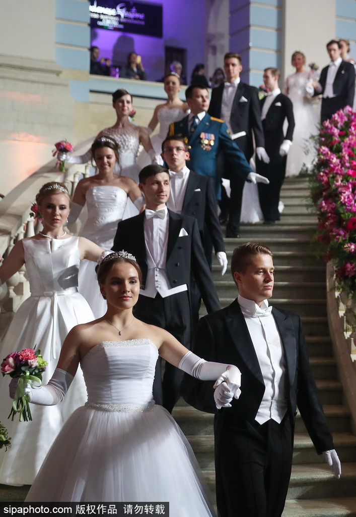 維也納慈善舞會莫斯科盛大開幕 現場美女俊男云集華麗繽紛