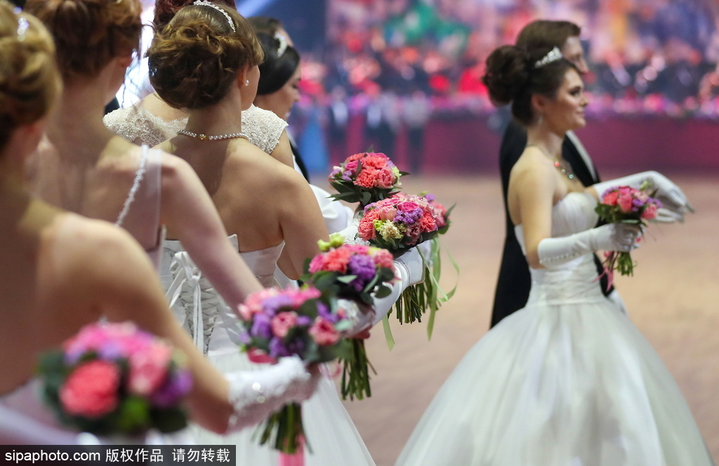 維也納慈善舞會(huì)莫斯科盛大開(kāi)幕 現(xiàn)場(chǎng)美女俊男云集華麗繽紛
