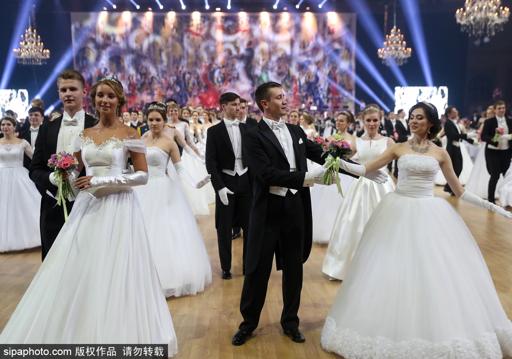 維也納慈善舞會(huì)莫斯科盛大開(kāi)幕 現(xiàn)場(chǎng)美女俊男云集華麗繽紛