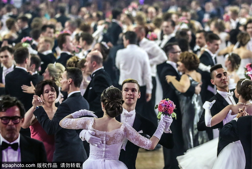 維也納慈善舞會莫斯科盛大開幕 現場美女俊男云集華麗繽紛