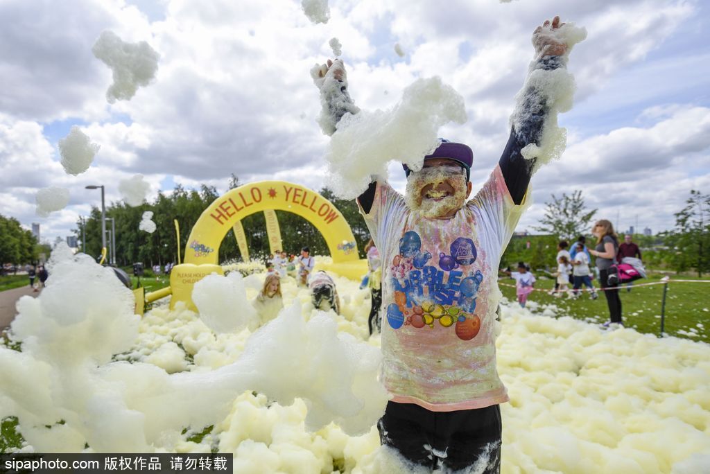 地球上最開心的五公里！英國(guó)泡泡跑歡樂(lè)來(lái)襲嗨翻天