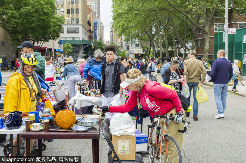 紐約民眾“淘寶”時(shí)節(jié)到來 年度跳蚤市場(chǎng)拉開帷幕