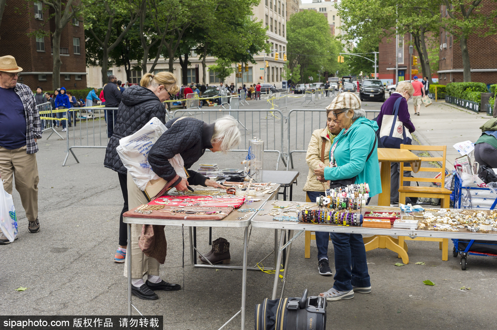 紐約民眾“淘寶”時節到來 年度跳蚤市場拉開帷幕