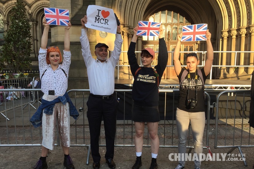 英國(guó)政府降半旗致哀 舉國(guó)悼念遇難者