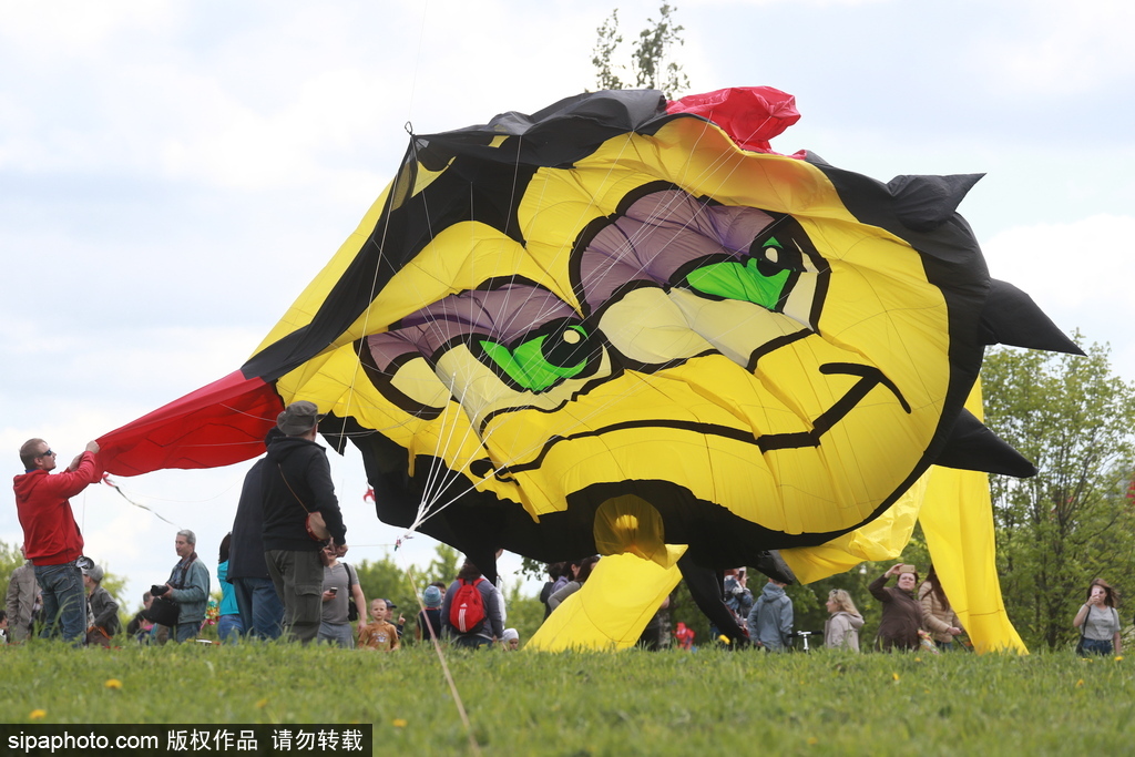 俄羅斯莫斯科舉行風(fēng)箏節(jié) 五彩繽紛點(diǎn)綴藍(lán)天