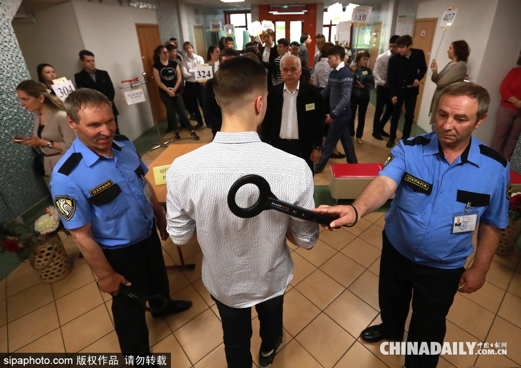 中國(guó)高考在即 看看俄羅斯高考現(xiàn)場(chǎng)什么樣