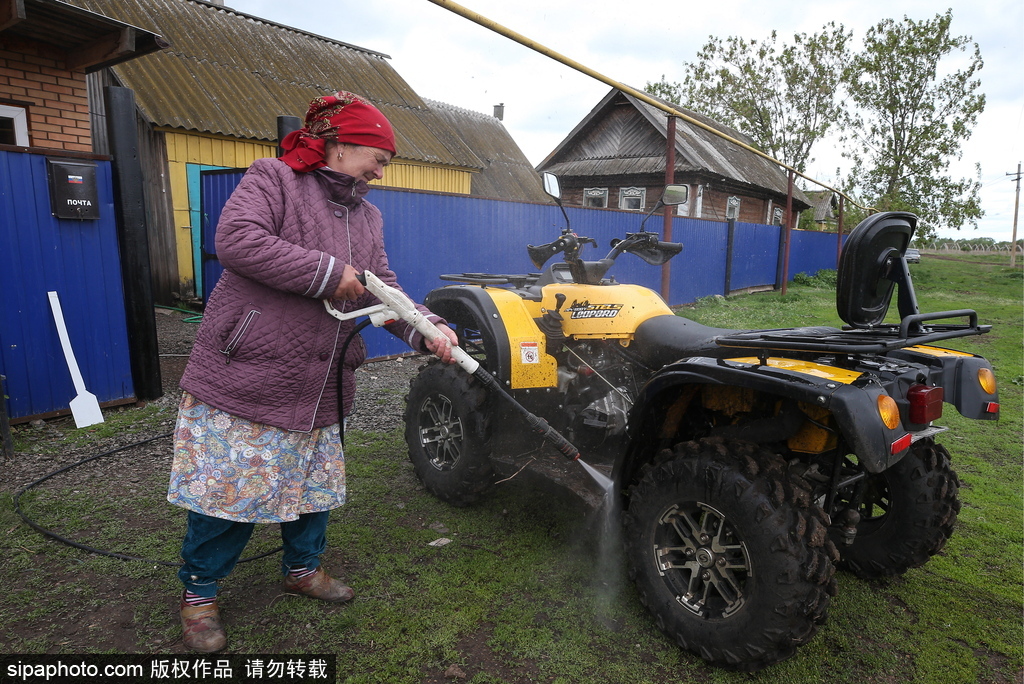 厲害了！俄羅斯老人開全地形車犁地超拉風