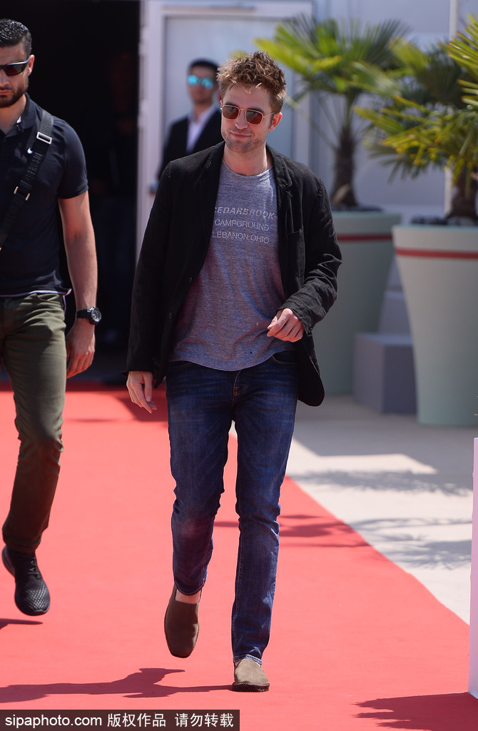 70屆戛納：羅伯特·帕丁森現身發型凌亂仍吸引影迷追捧