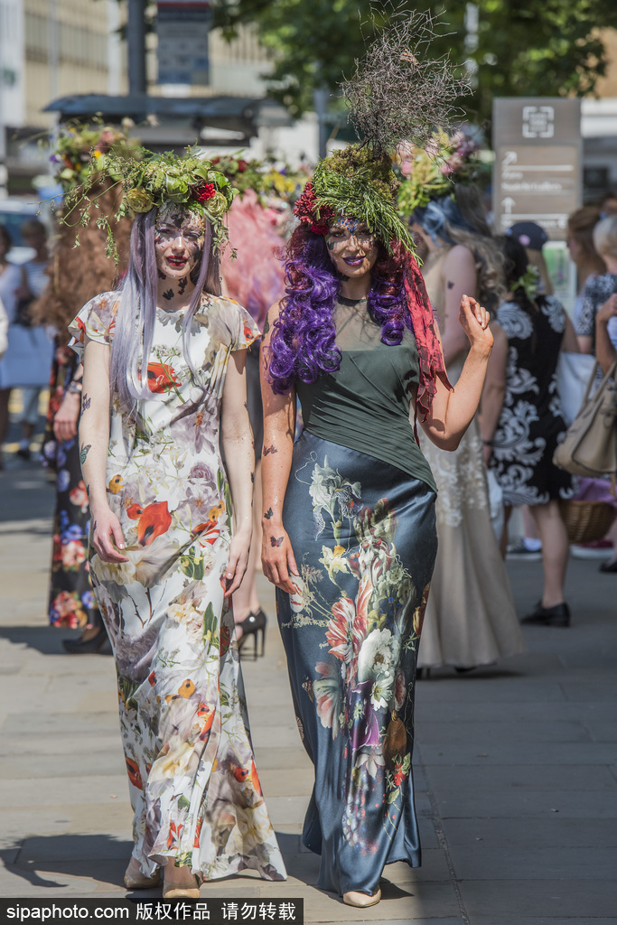 英國切爾西花展時(shí)裝展 模特變身彩色花仙子