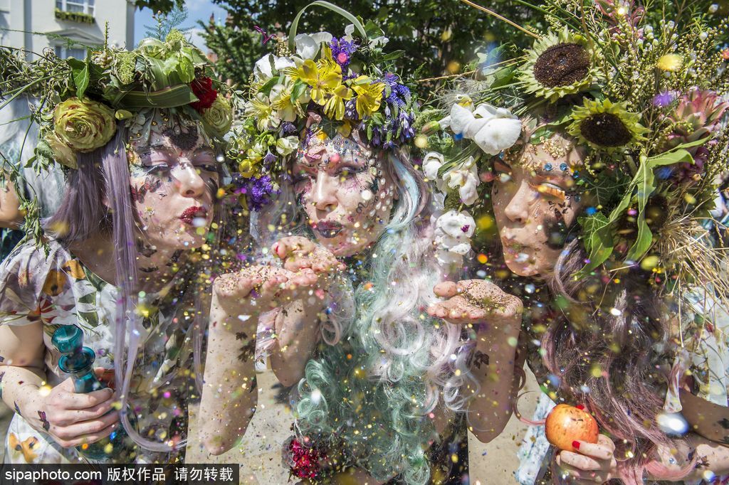 英國(guó)切爾西花展時(shí)裝展 模特變身彩色花仙子